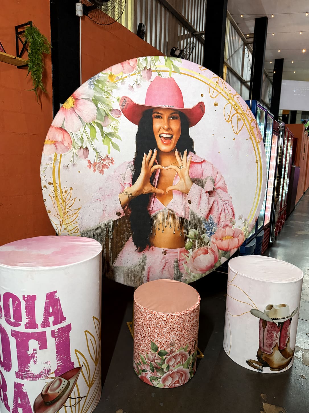 Decoração de festa country em tons de rosa no espaço de eventos