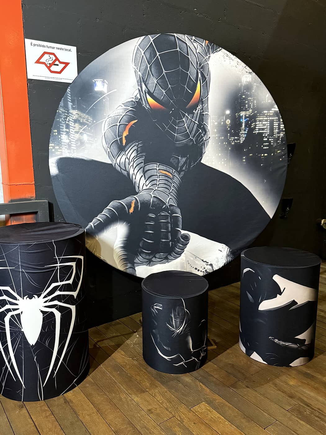 Decoração de festa com tema Homem-Aranha em preto e branco