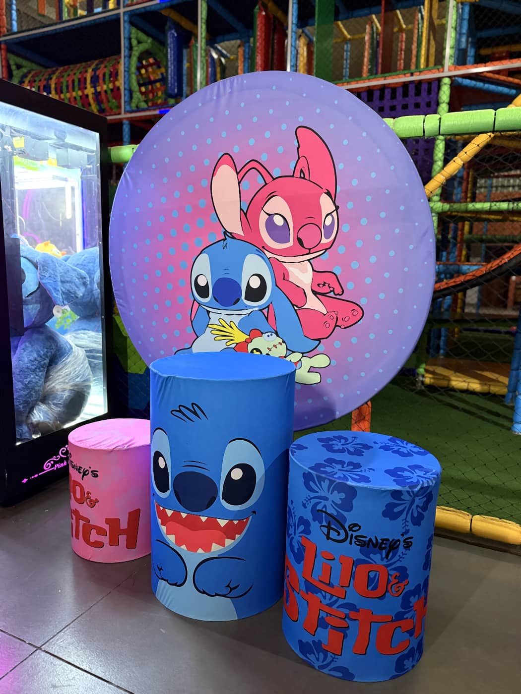 Decoração de festa Lilo e Stitch no espaço kids da pizzaria