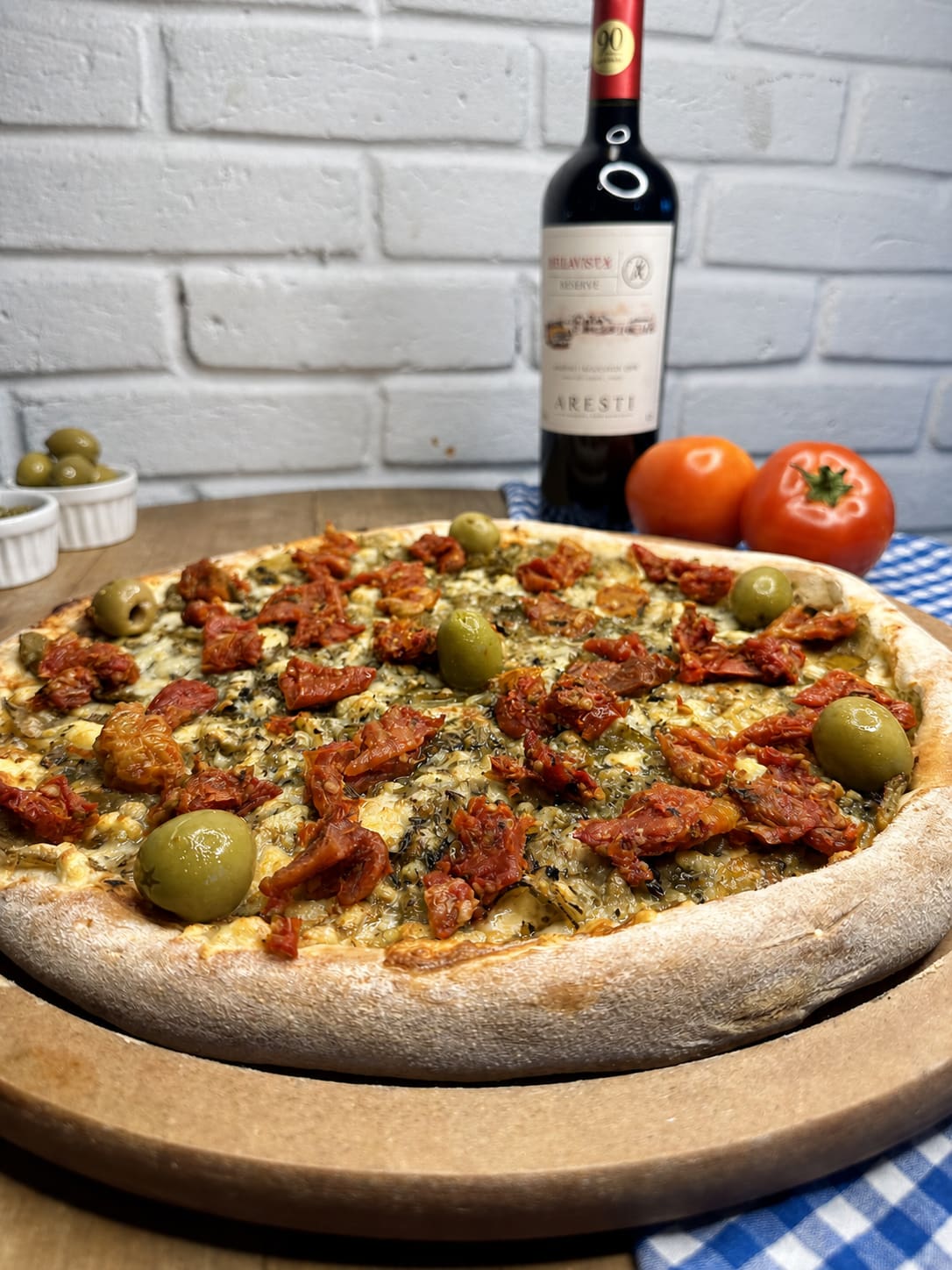 Pizza artesanal com tomate seco, azeitonas e ervas da Italiamo Capicche em Rio Preto