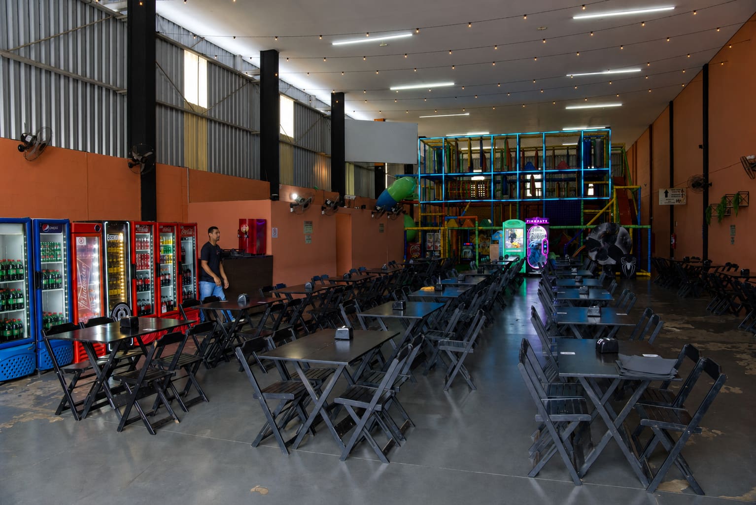 Salão amplo da Pizzaria Italiamo Capicche unidade Philadelpho com espaço kids